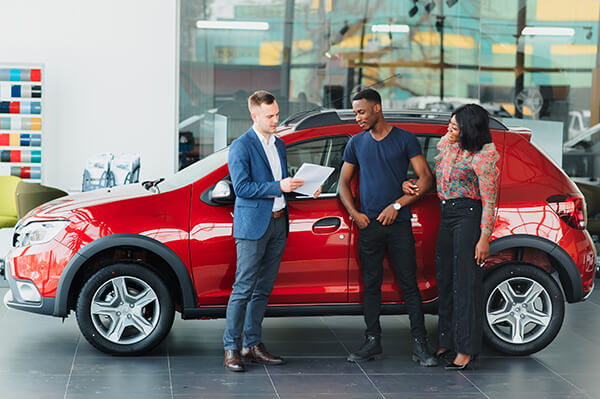 Couple buying a red SUV